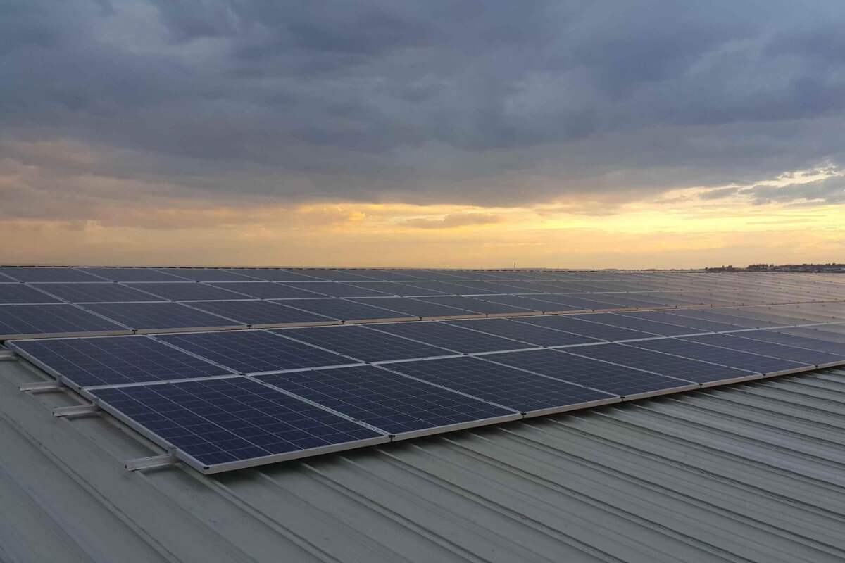 Solarzellen auf einem Hallendach